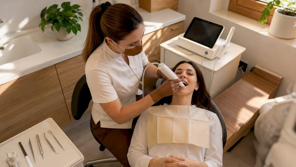 Medic stomatolog care realizează o scanare digitală intraorală