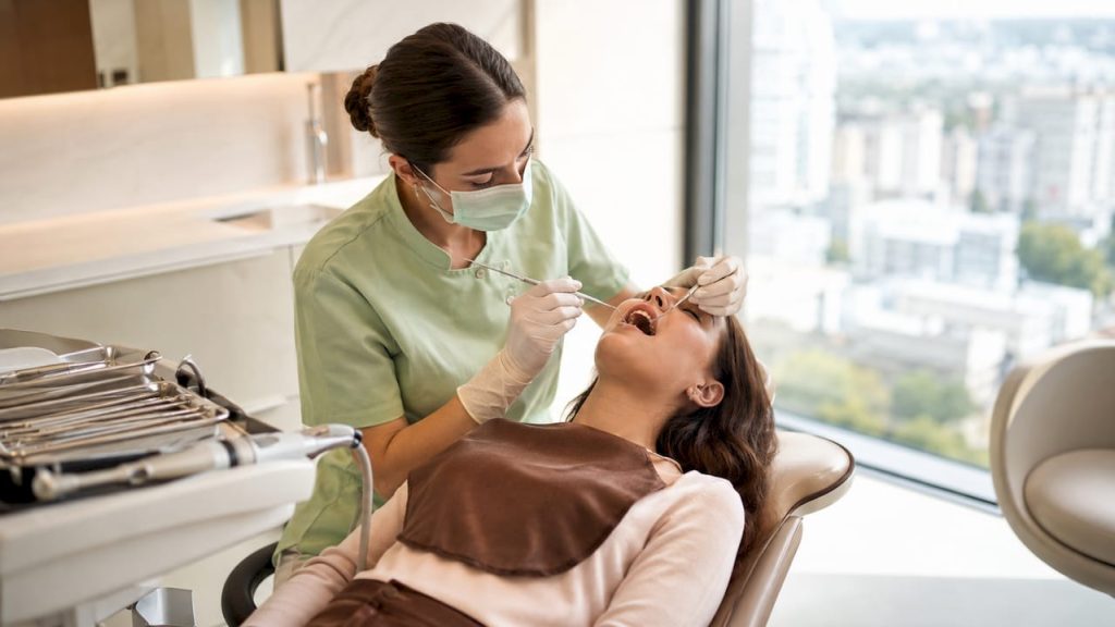 Medicul stomatolog realizează un tratament dentar minim invaziv, pentru a proteja cât mai mult din structura naturală a dintelui.