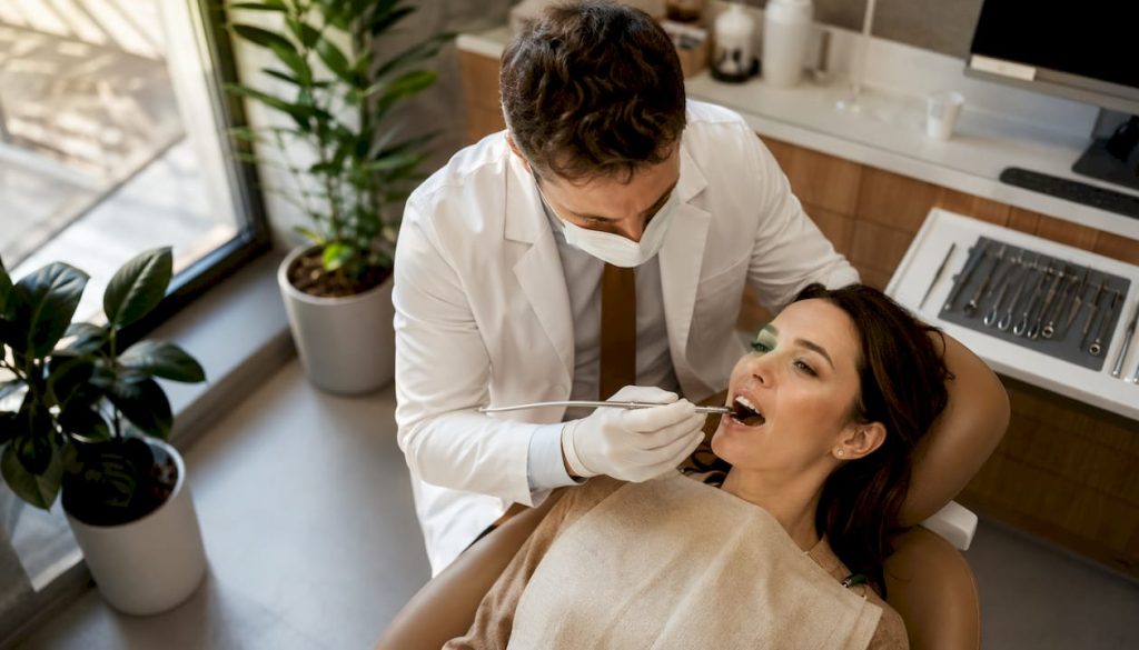 Pacientă care urmează un program de igienizare și prevenție dentară