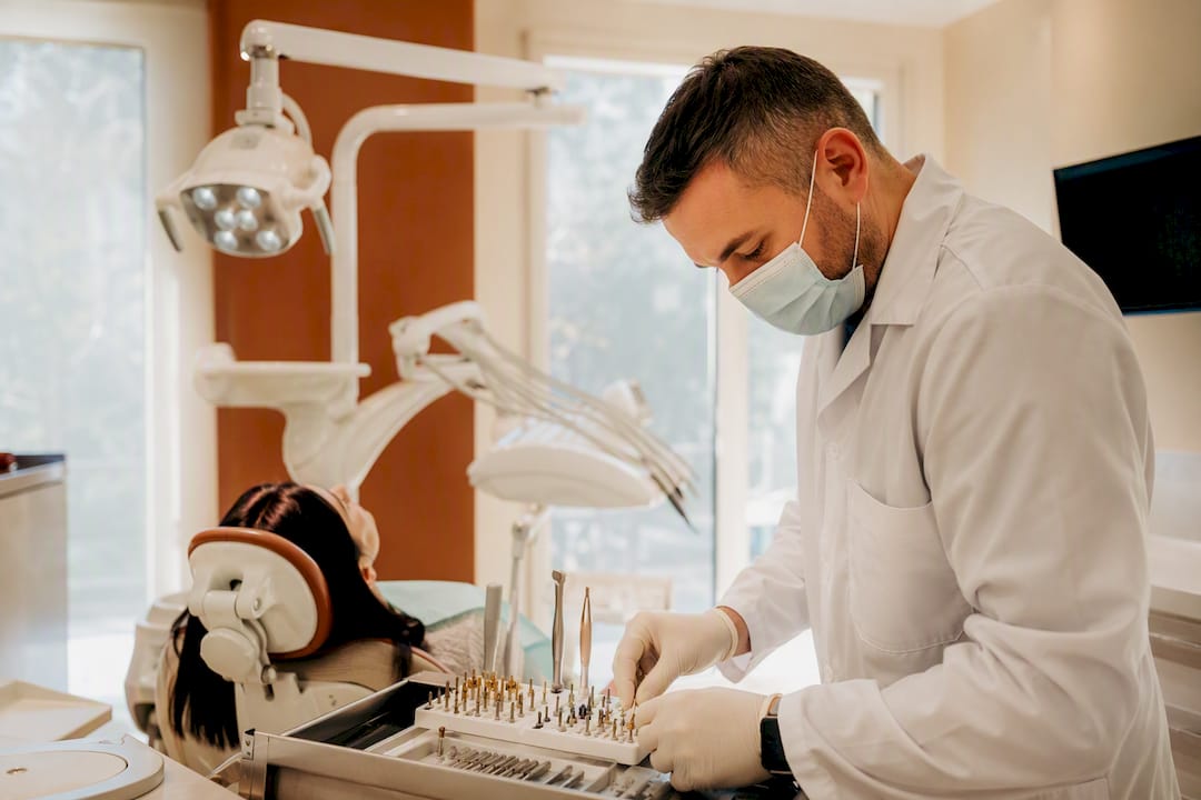 Instrumentar pentru implanturi dentare și proteze utilizat în cabinetul stomatologic