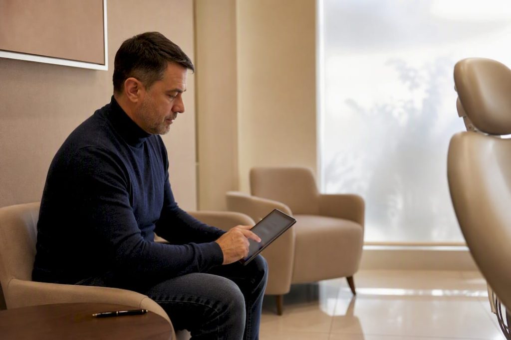 Pacient completând formular digital pentru programare stomatologică