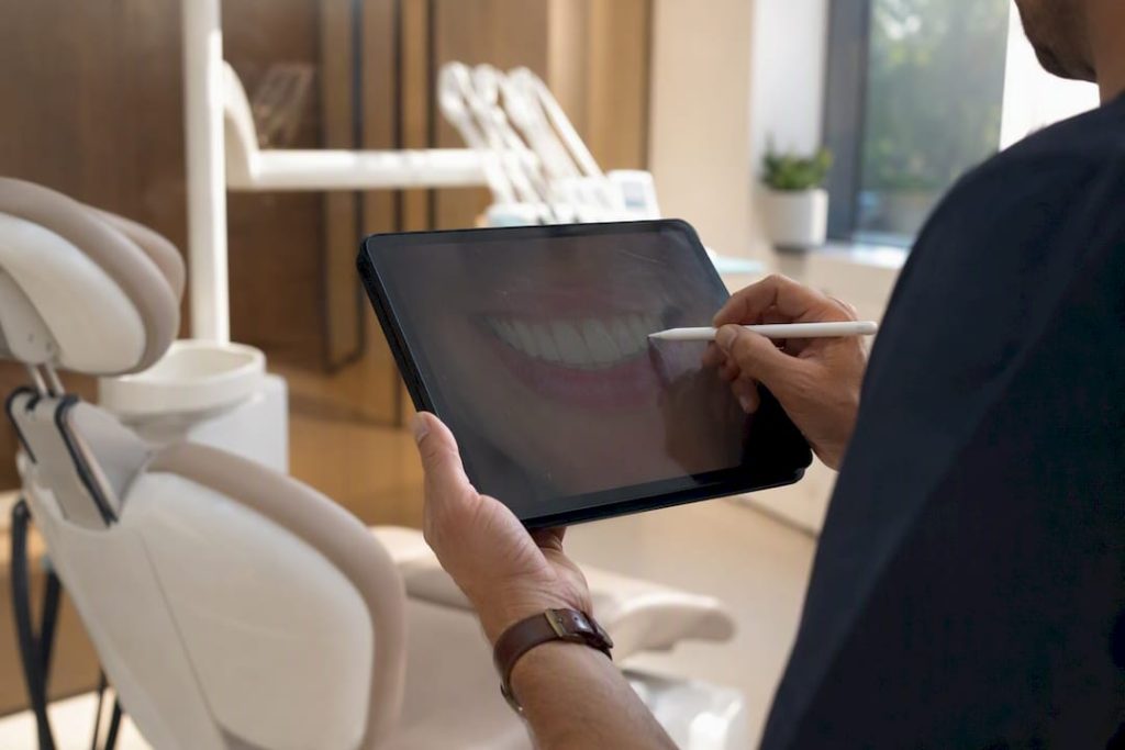 Dentistul arată o simulare digitală a zâmbetului